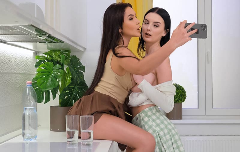 A day of lesbian fun with Simon Kitty and Mary Bambola